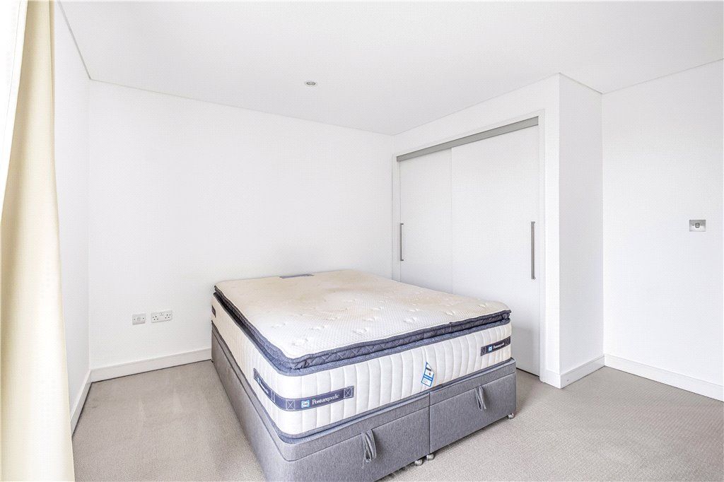 1 bed flat for sale in Bermondsey Square, London SE1, £420,000