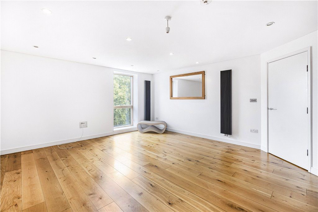 1 bed flat for sale in Bermondsey Square, London SE1, £420,000