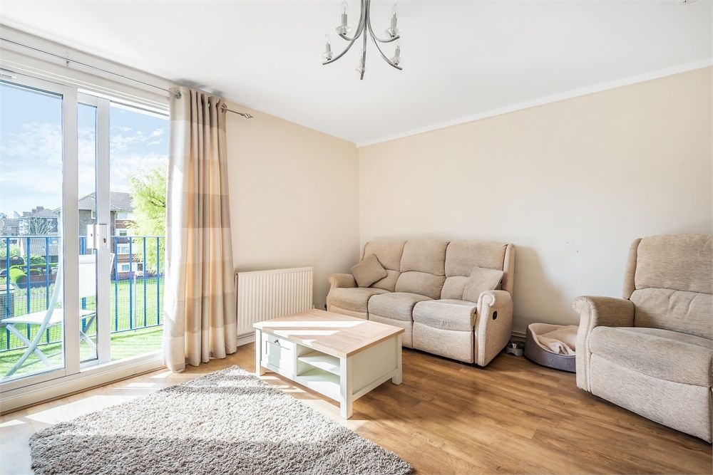 3 bed flat for sale in Manor Estate, London SE16, £425,000