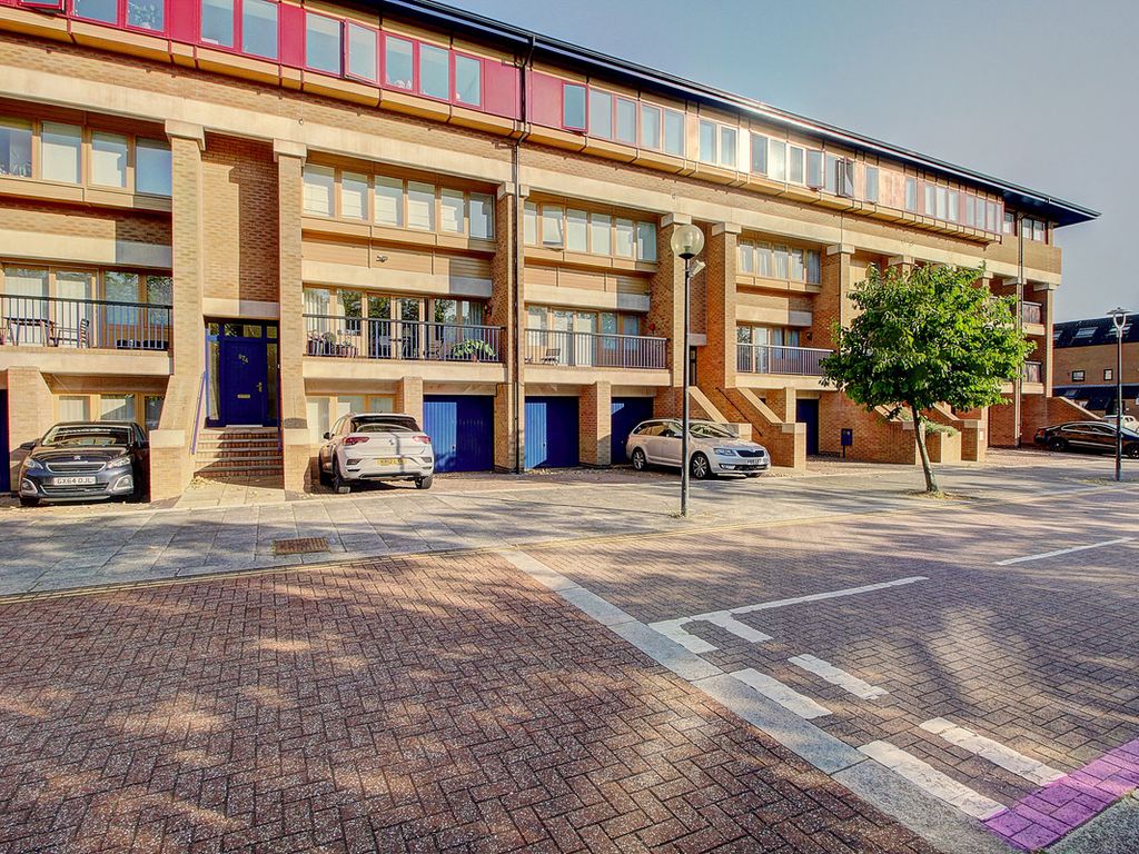 3 bed penthouse for sale in North Row, Central Milton Keynes MK9, £415,000