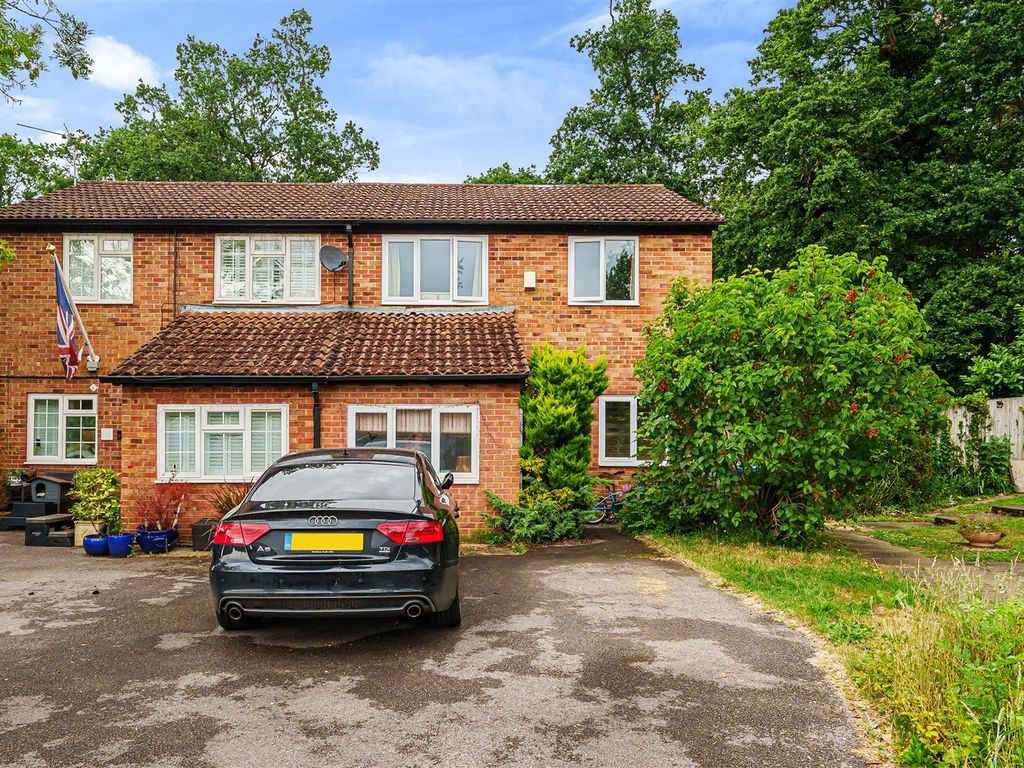 3 bed semi-detached house for sale in Priors Way, Maidenhead SL6, £475,000