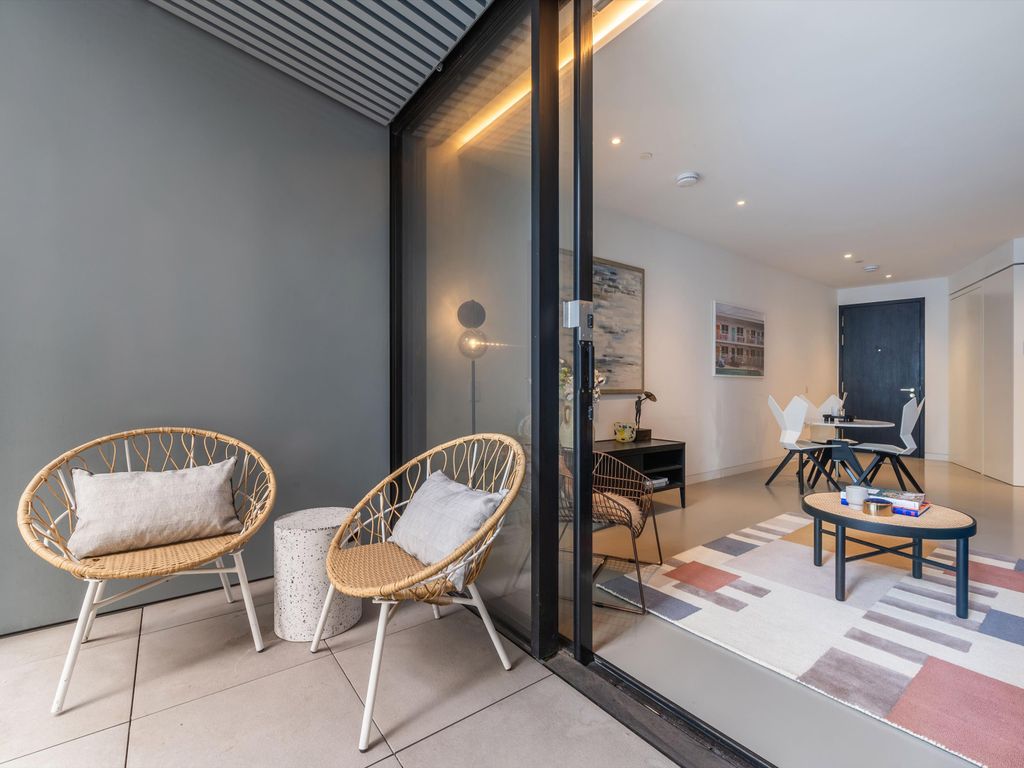 1 bed flat for sale in Lewis Cubitt Square, London N1C, £1,000,000