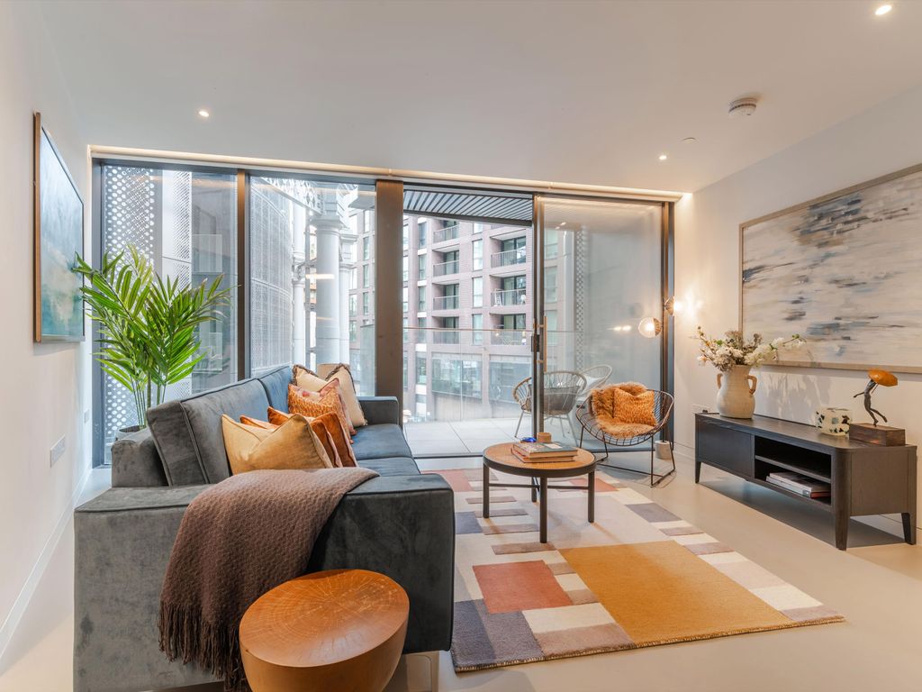 1 bed flat for sale in Lewis Cubitt Square, London N1C, £1,000,000