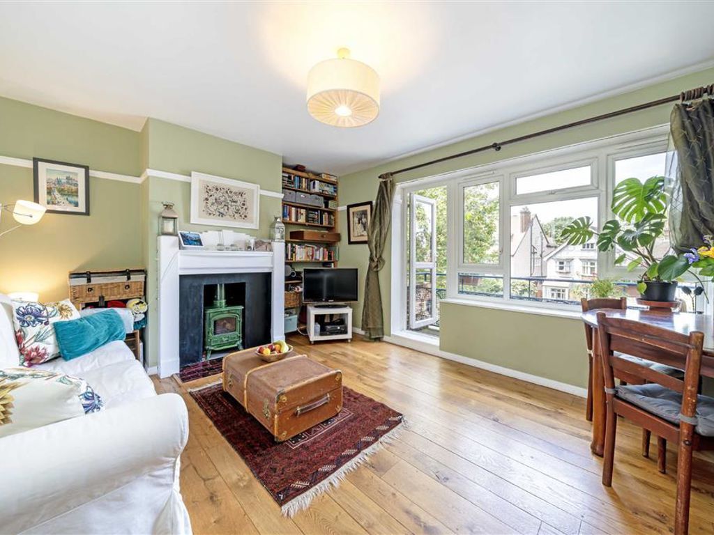 2 bed flat for sale in Beaconsfield Close, London SE3, £400,000