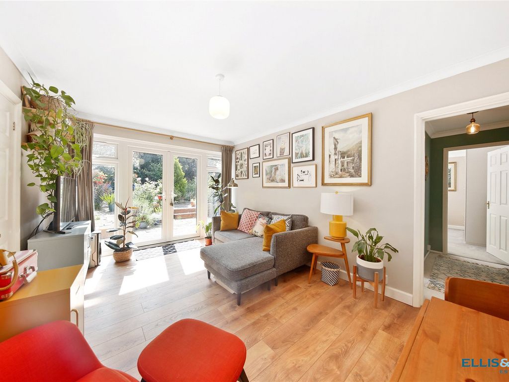 2 bed flat for sale in Holden Road, London N12, £475,000