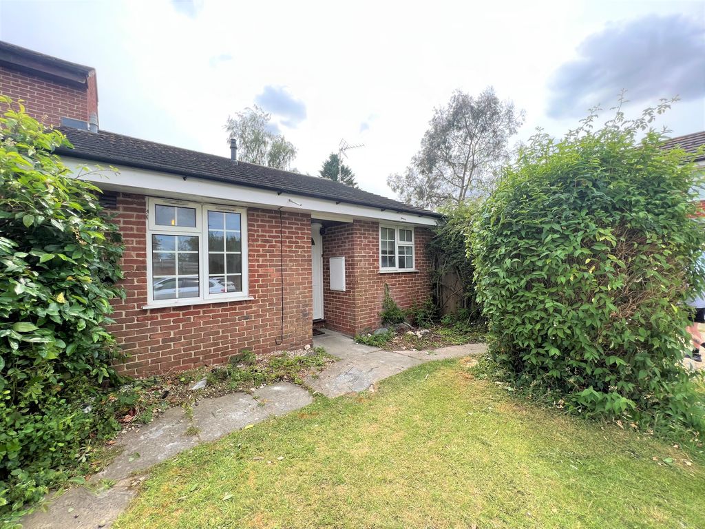 2 bed bungalow to rent in Hagbourne Close, Woodcote, Reading RG8, £1,350 pcm