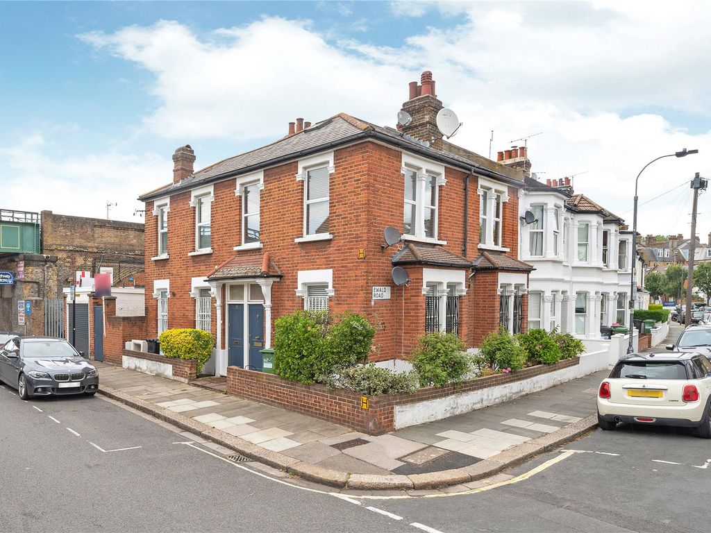 2 bed flat for sale in Grimston Road, London SW6, £750,000