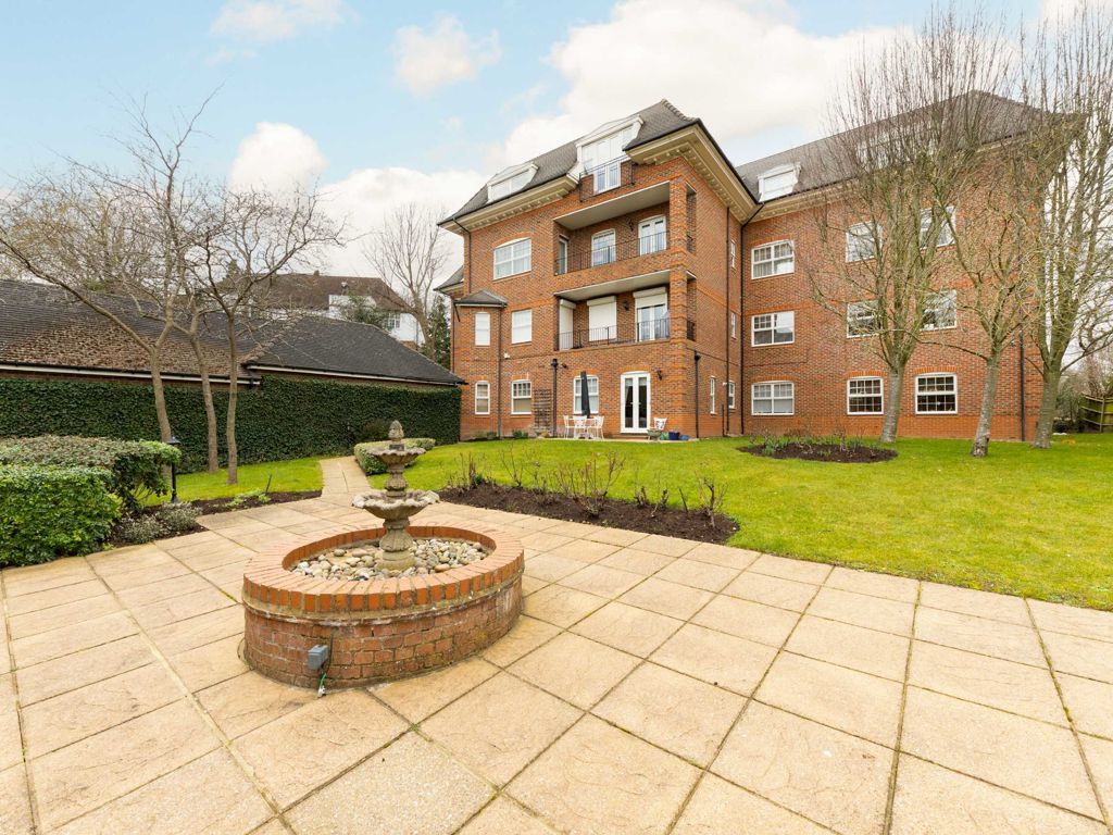 2 bed flat for sale in Turnberry Close, London NW4, £650,000