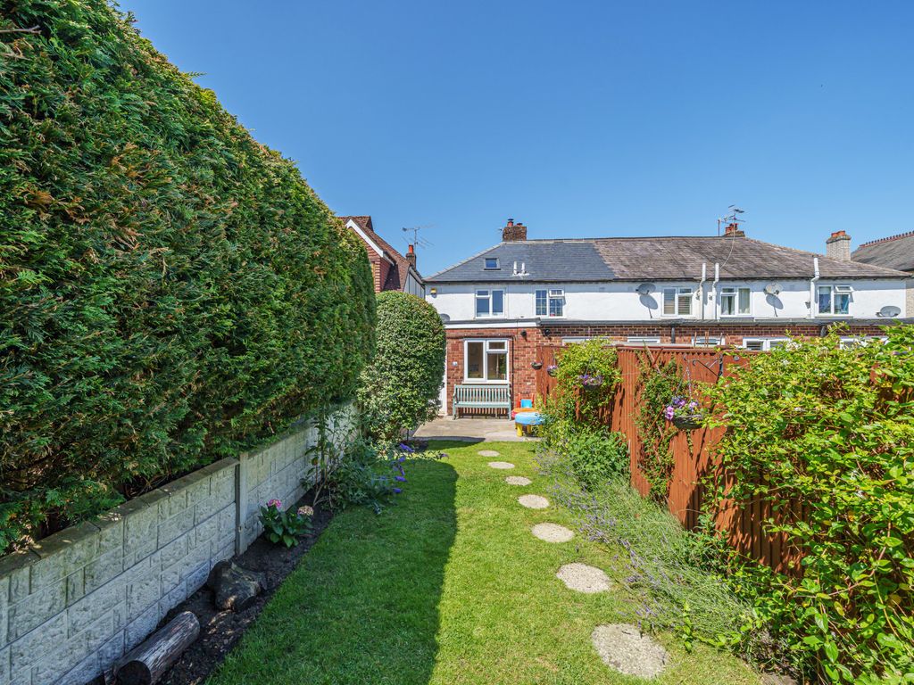 2 bed end terrace house for sale in Summers Road, Farncombe, Godalming GU7, £385,000