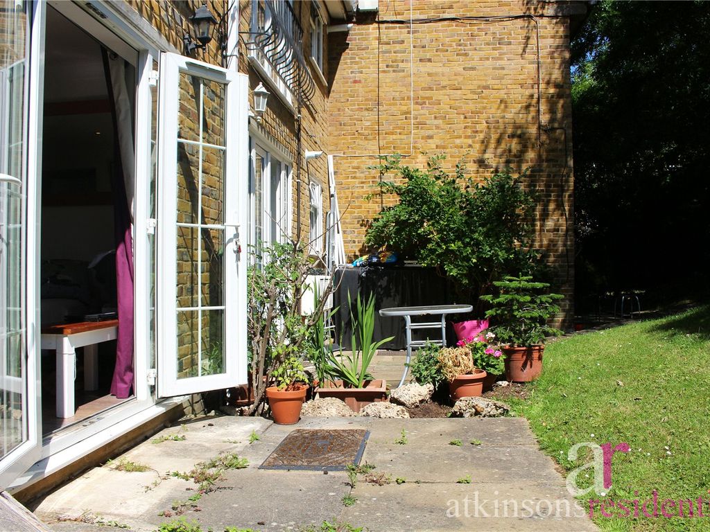 1 bed flat for sale in Crofton Way, Enfield, Middlesex EN2, £300,000