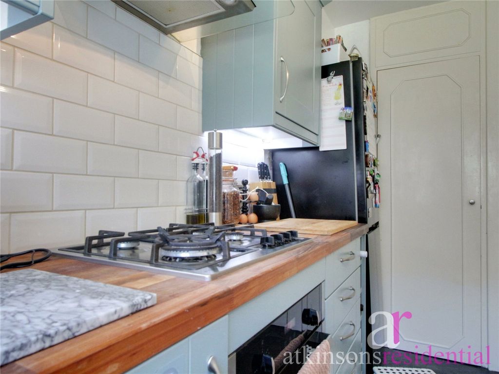 1 bed flat for sale in Crofton Way, Enfield, Middlesex EN2, £300,000