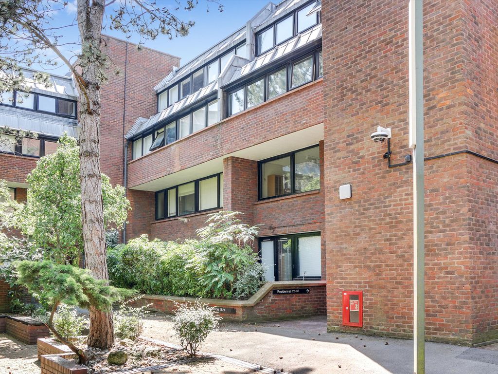 2 bed flat for sale in Chandos Way, London NW11, £475,000