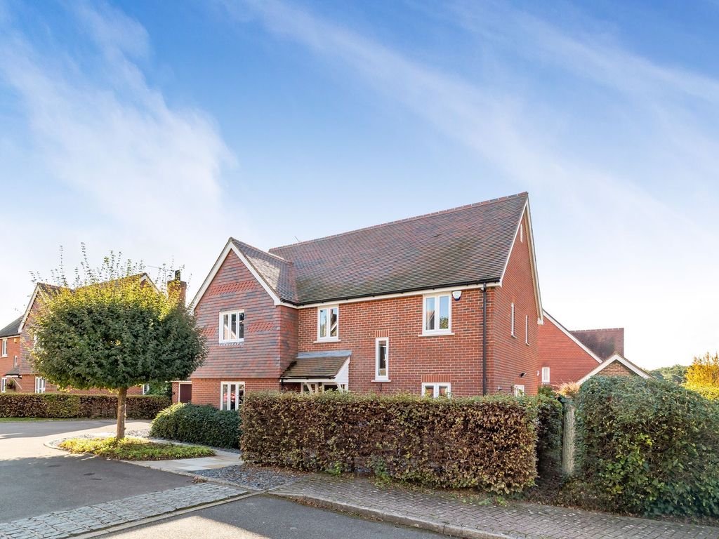 5 bed detached house for sale in St. Francis Gardens, Copthorne RH10, £775,000