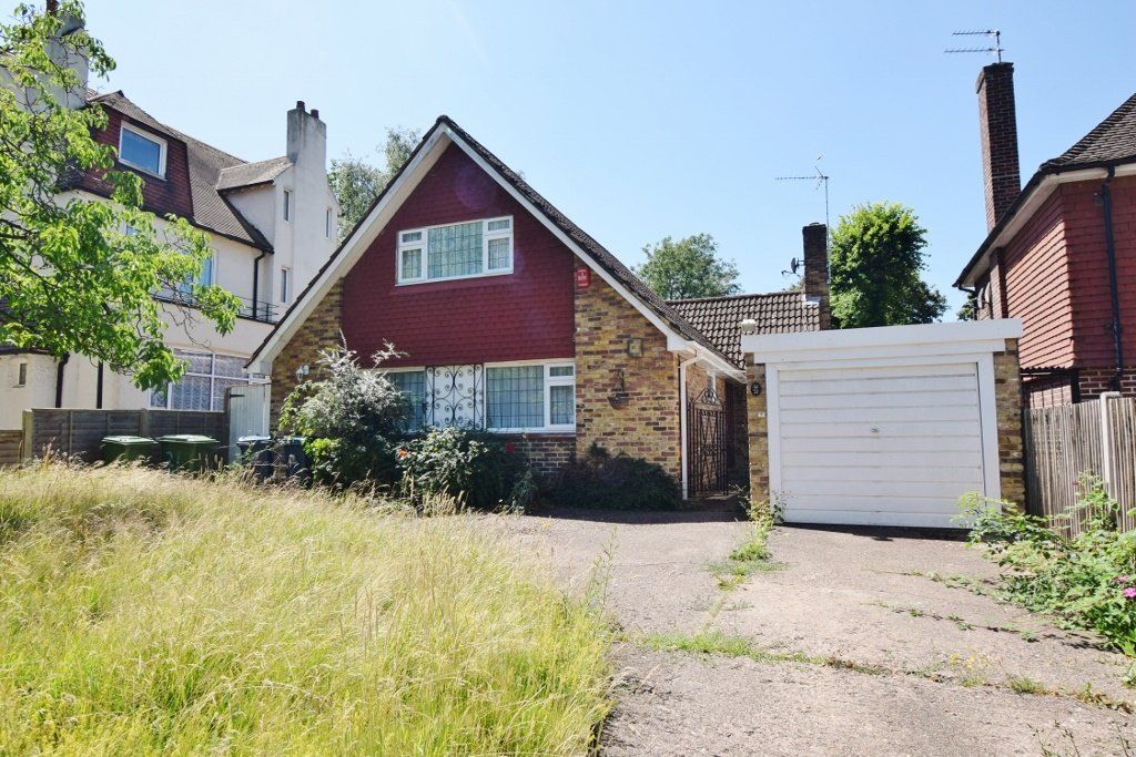 4 bed detached house for sale in The Avenue, Hatch End, Pinner HA5, £1,025,000