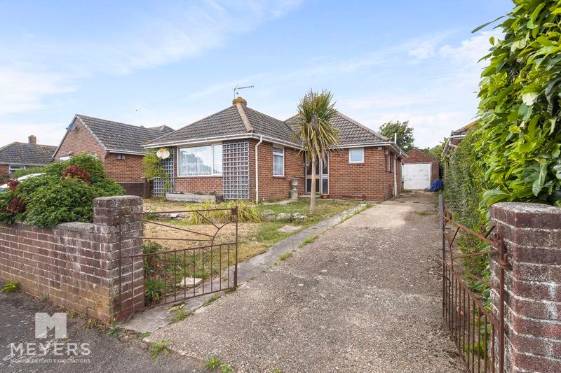 3 bed bungalow for sale in Wessex Oval, Wareham BH20, £365,000