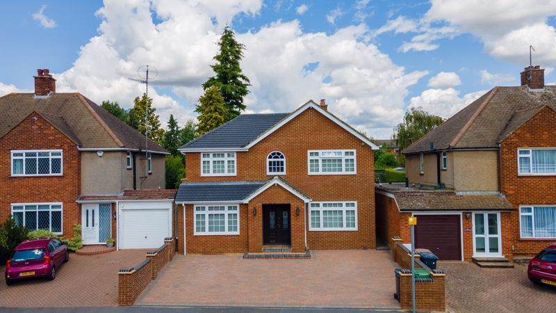 4 bed detached house for sale in Bushmead Road, Luton LU2, £850,000