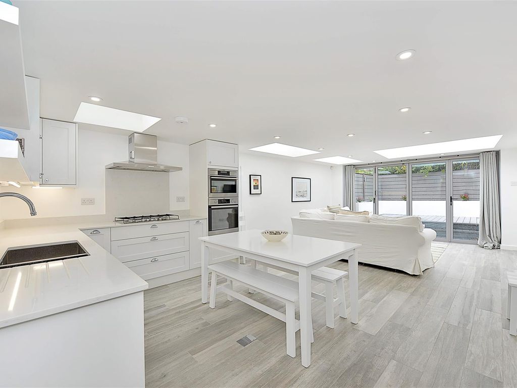 2 bed flat for sale in Broughton Road, Fulham SW6, £799,950