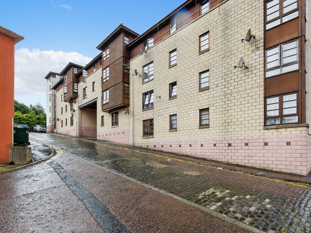 2 bed flat for sale in Daniel Street, Dundee DD1, £160,000