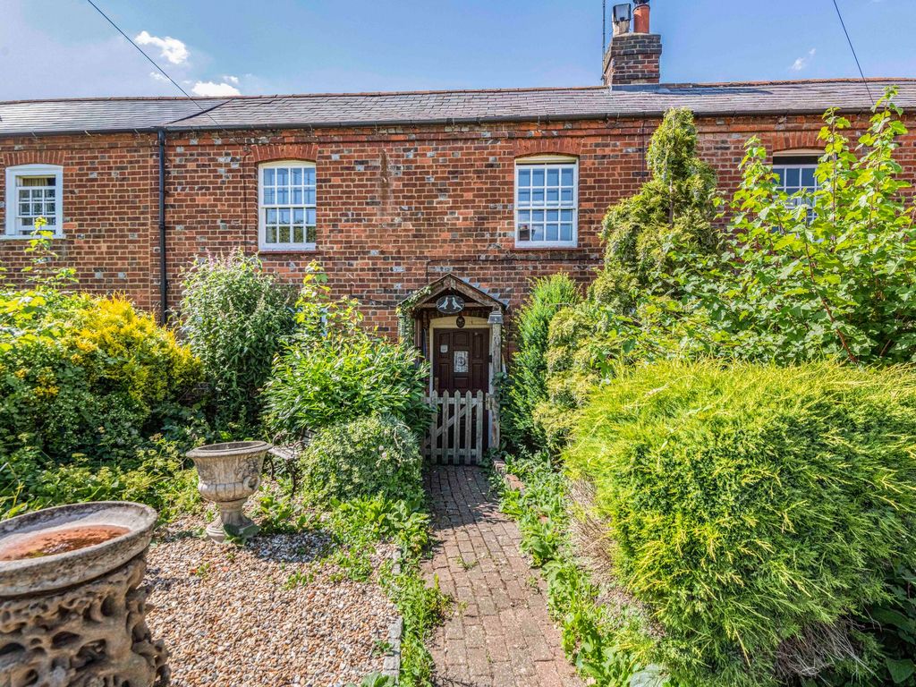 2 bed cottage for sale in Cambridge Road, Marlow SL7, £525,000