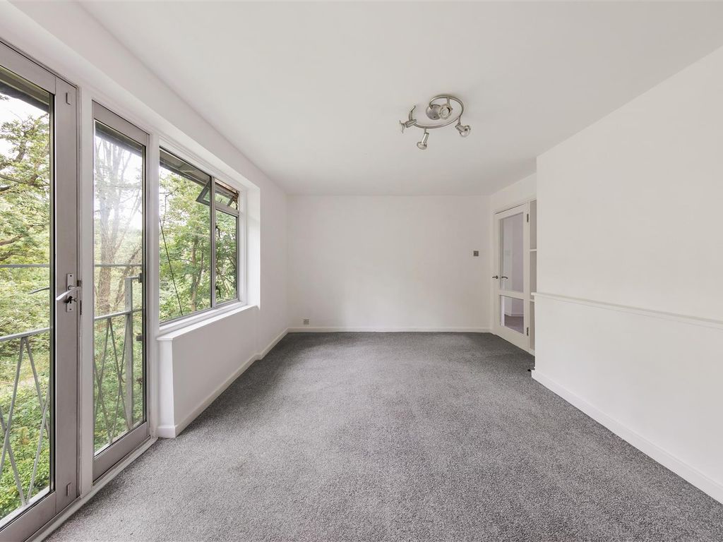 3 bed flat for sale in Buxton Drive, London E11, £425,000