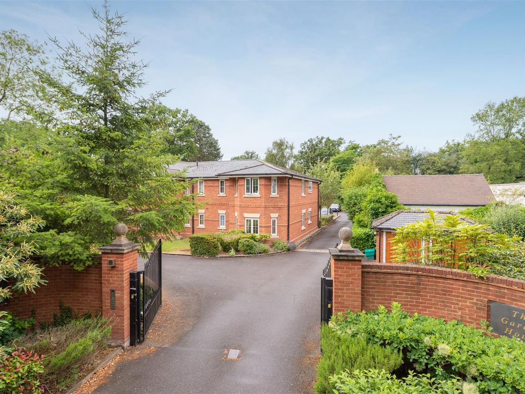 2 bed flat for sale in London Road, Sunningdale, Ascot SL5, £425,000