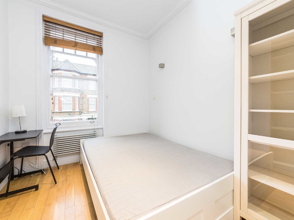 2 bed flat for sale in Edgeley Road, London SW4, £575,000