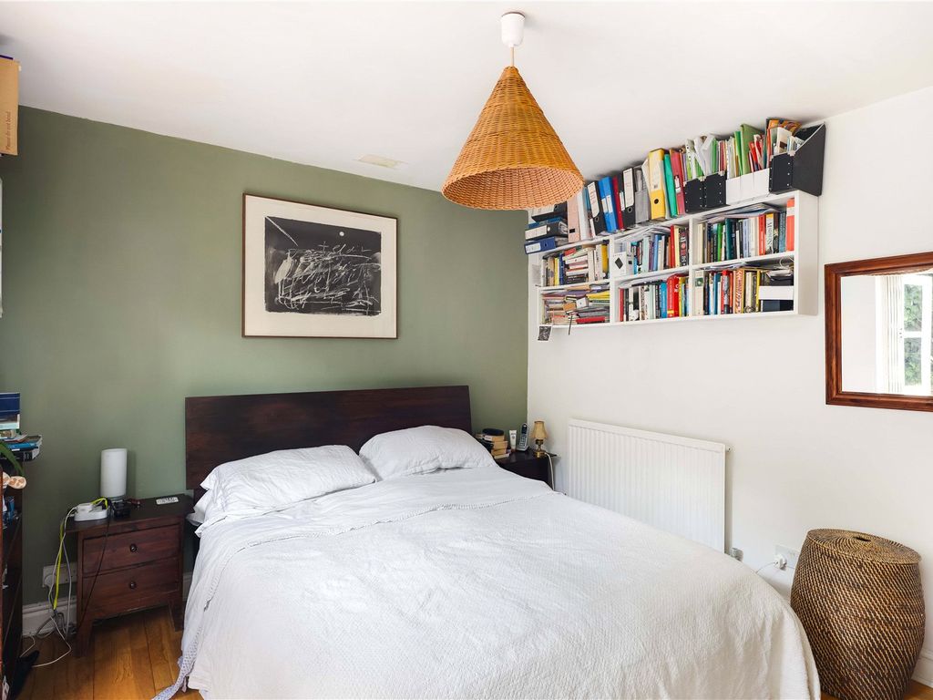 2 bed flat for sale in Gateway Mews, Shacklewell Lane, London E8, £549,000