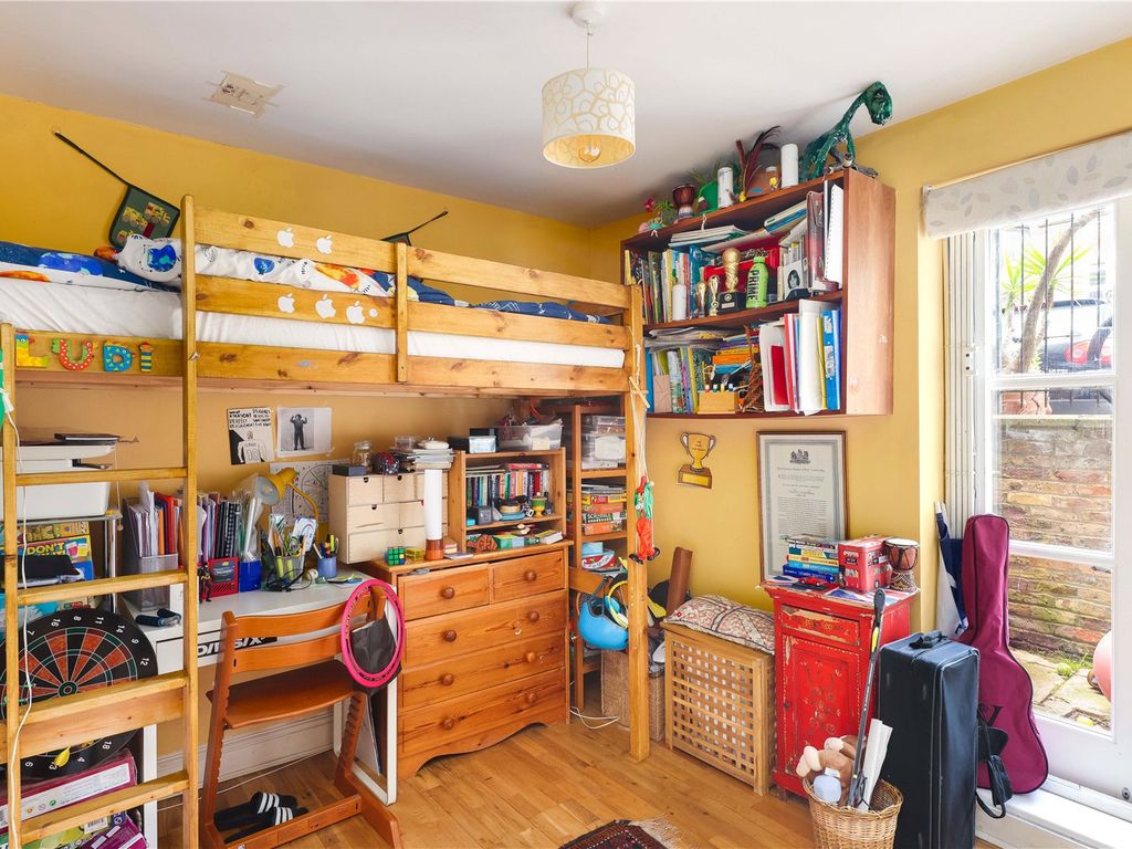 2 bed flat for sale in Gateway Mews, Shacklewell Lane, London E8, £549,000