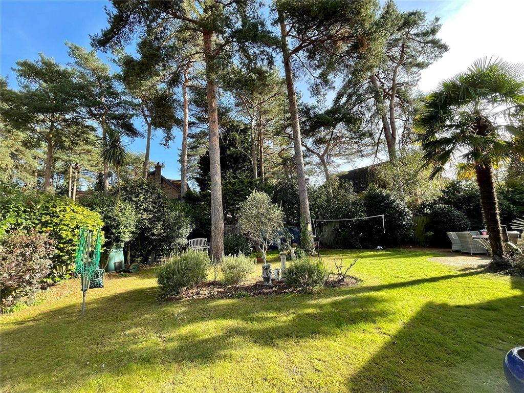 4 bed detached house for sale in Avon Park, Ringwood BH24, £800,000