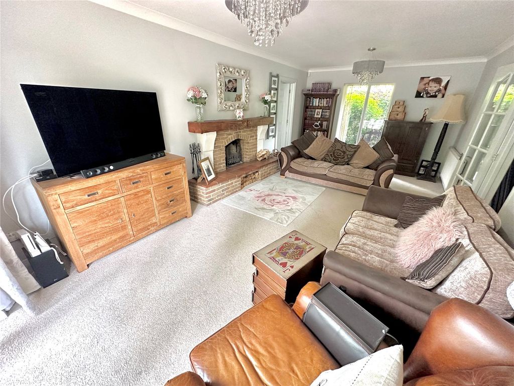 4 bed detached house for sale in Avon Park, Ringwood BH24, £800,000