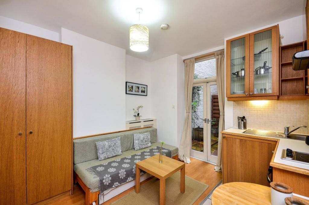 Studio to rent in Flat, Gloucester Street, London SW1V, £1,820 pcm