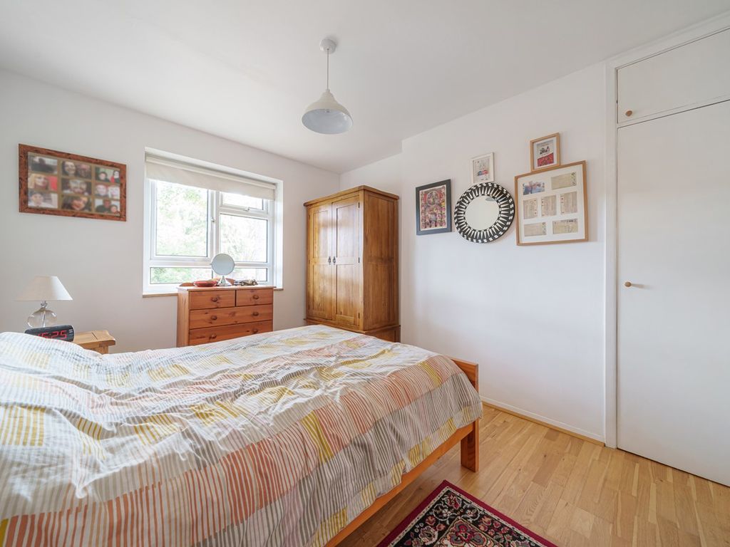 2 bed flat for sale in Hartington Road, London W4, £400,000