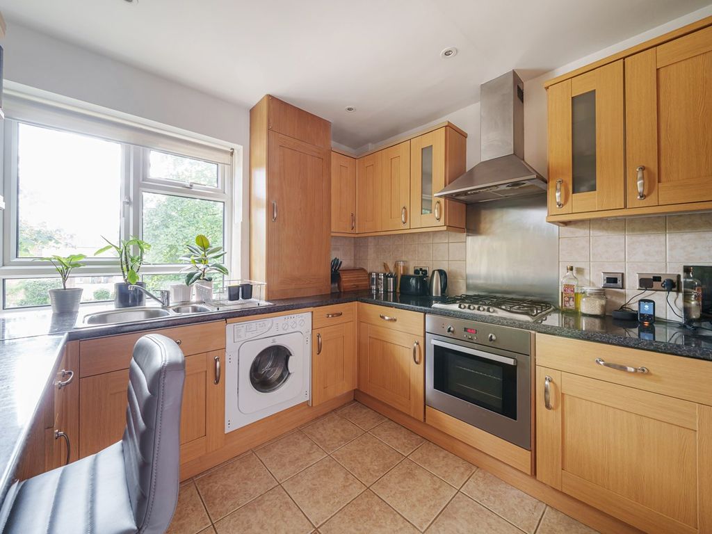 2 bed flat for sale in Hartington Road, London W4, £400,000