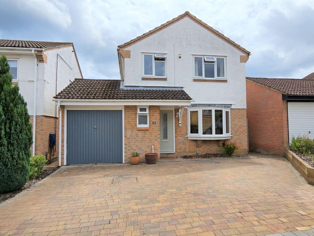3 bed detached house for sale in Swallow Way, Wokingham RG41, £499,000