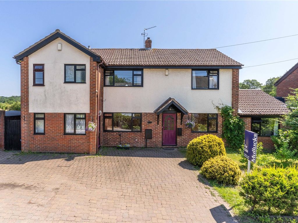 5 bed detached house for sale in Clapgate, Albury, Hertfordshire SG11, £695,000