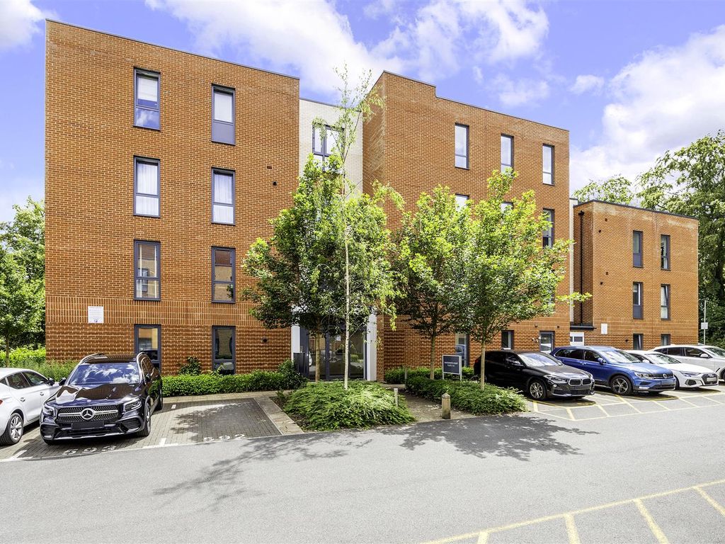 2 bed flat for sale in Iron Railway Close, Coulsdon CR5, £350,000