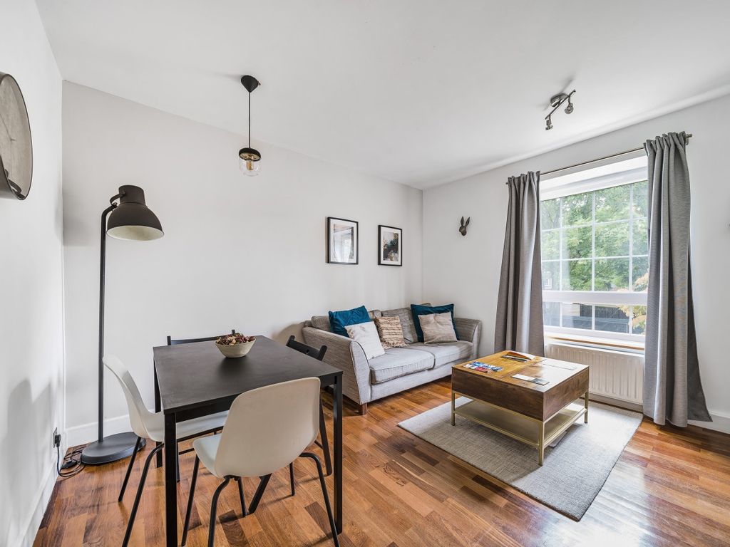 2 bed flat for sale in Meadow Road, London SW8, £425,000