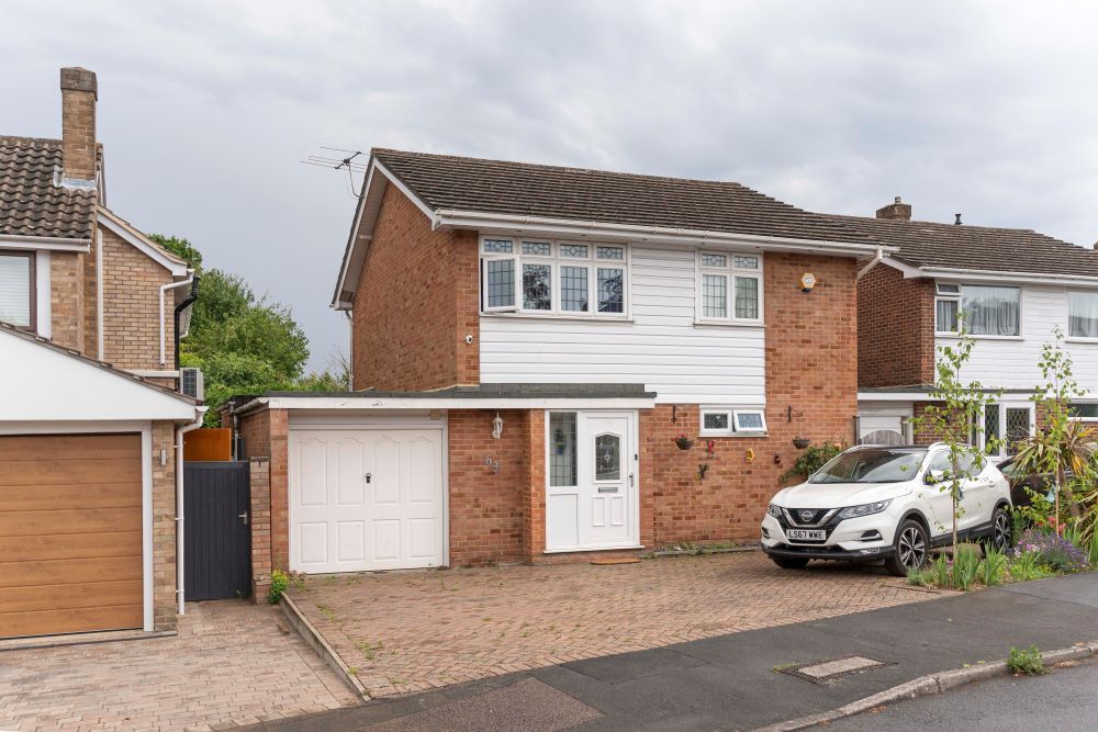 3 bed detached house for sale in Waverley Drive, Chertsey KT16, £660,000