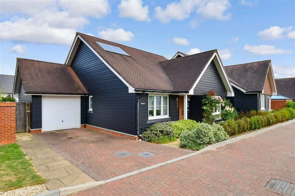 2 bed detached bungalow for sale in Owl Close, Billingshurst, West Sussex RH14, £570,000