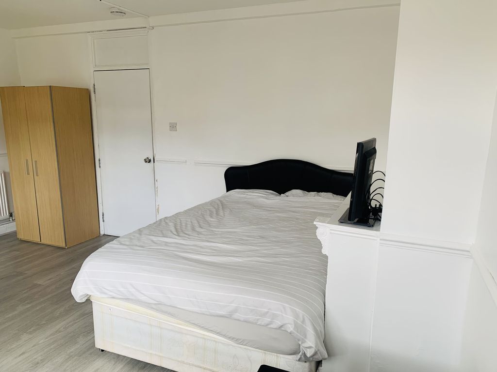 Room to rent in Fern Street, Bow, London E3, £1,000 pcm