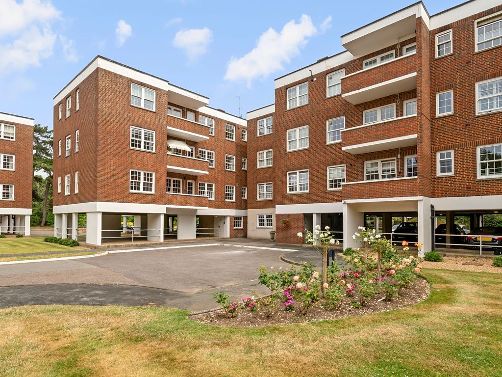 3 bed flat for sale in Bulstrode Court, Gerrards Cross, Buckinghamshire SL9, £650,000