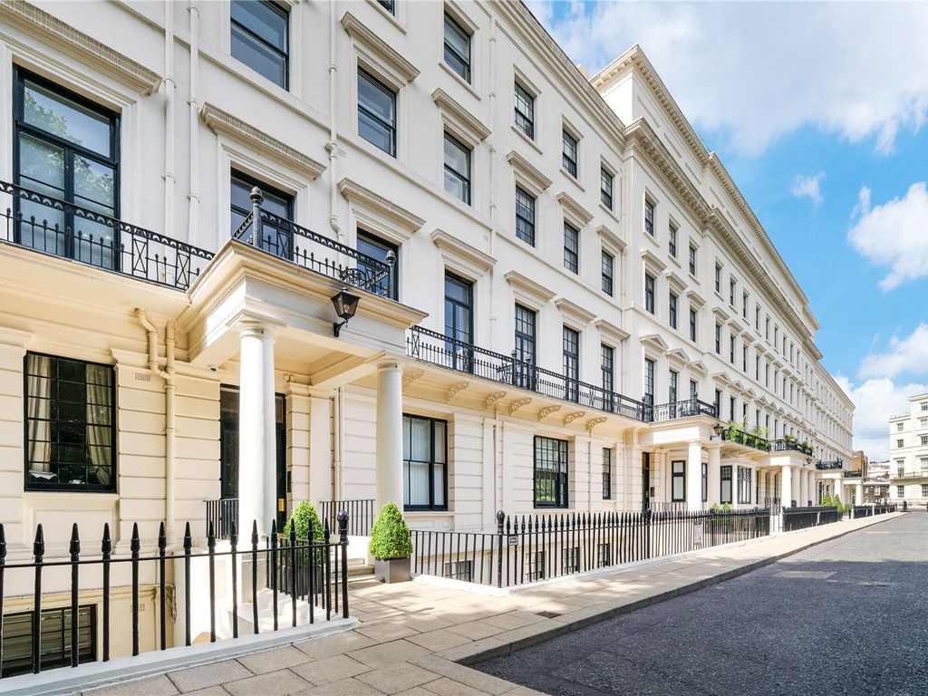 2 bed flat for sale in Hyde Park Gardens, London W2, £1,175,000