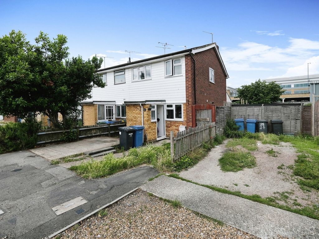 3 bed terraced house for sale in Ryecroft Gardens, Blackwater GU17, £349,995