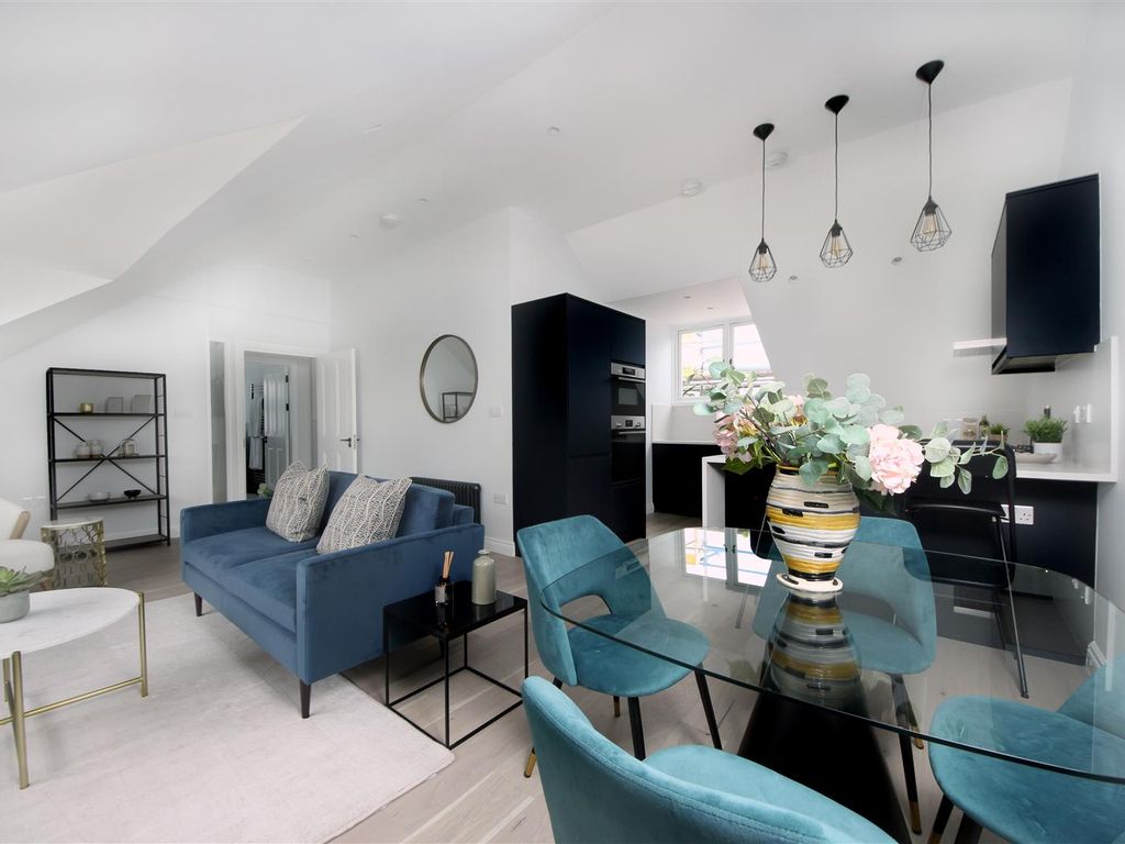 3 bed flat for sale in Corfton Road, London W5, £700,000