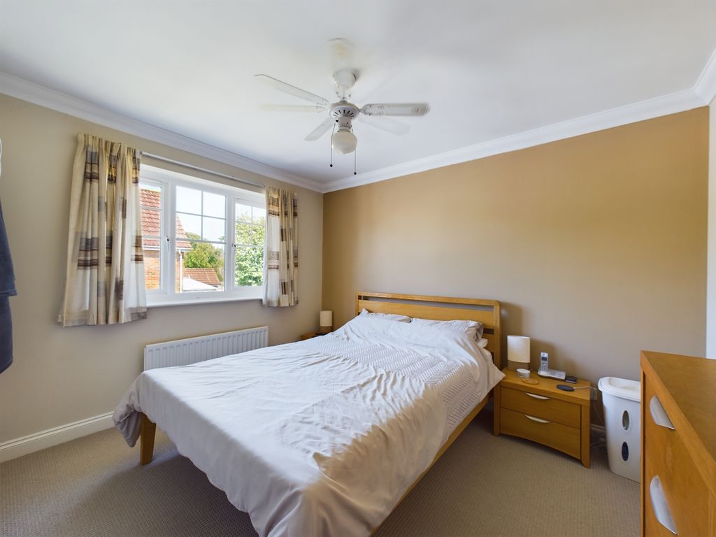 4 bed detached house for sale in Swan Drive, Aldermaston RG7, £600,000