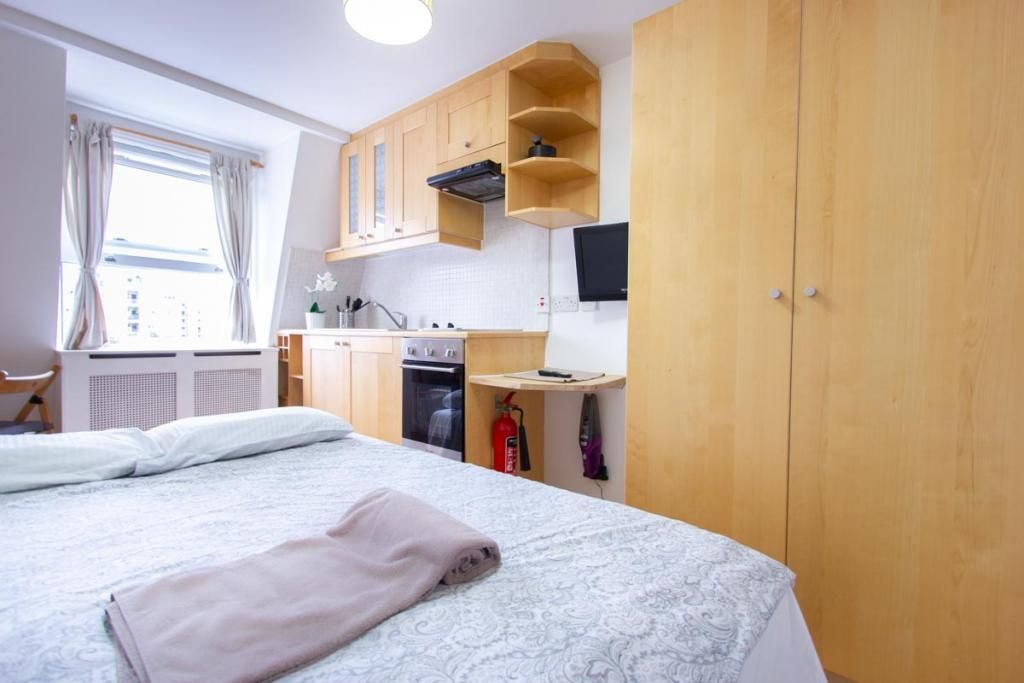 Studio to rent in Flat, Claverton Street, London SW1V, £1,278 pcm