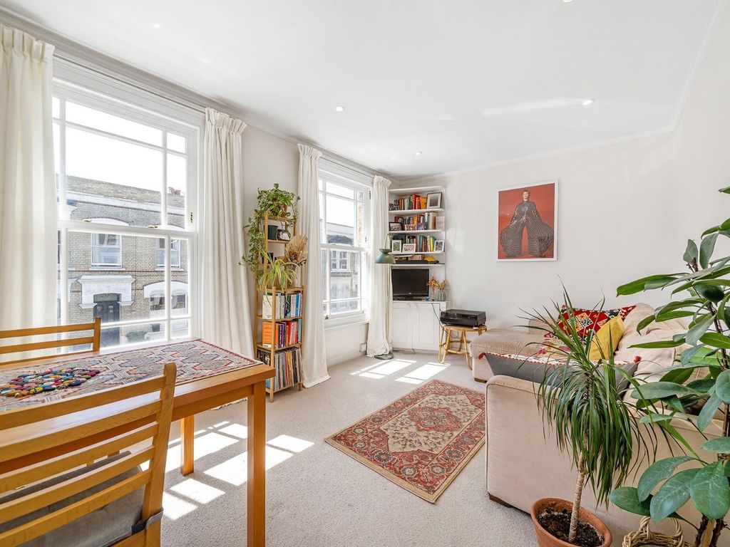 2 bed flat for sale in Elm Park, London SW2, £485,000