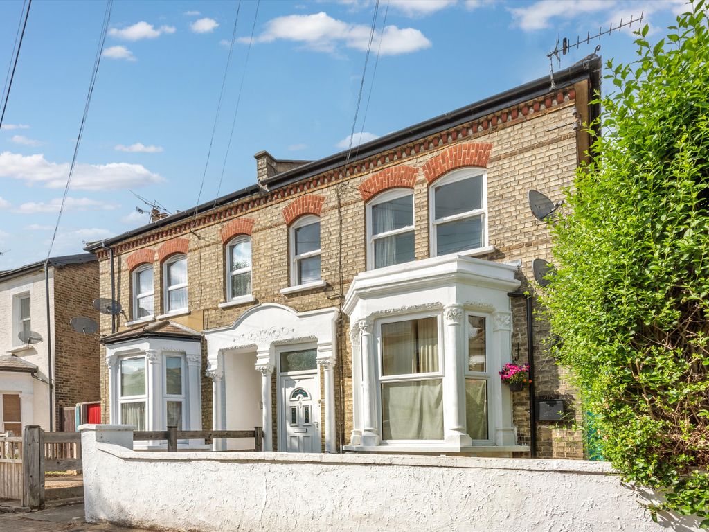3 bed flat for sale in Byrne Road, London SW12, £625,000