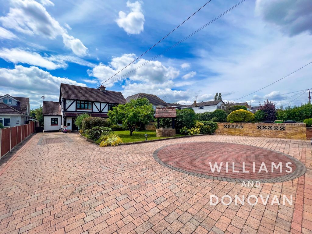 5 bed detached house for sale in Alexandra Road, Rayleigh SS6, £895,000