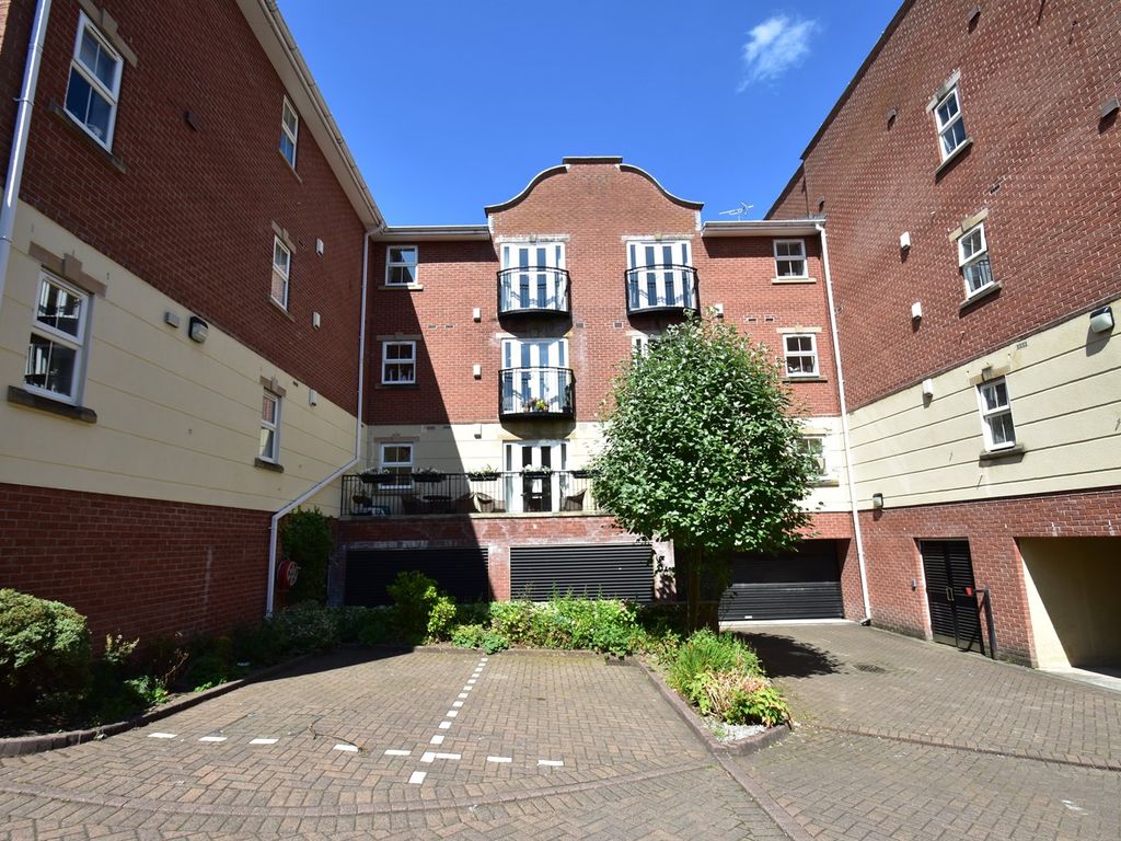 2 bed flat for sale in Bramhall Lane South, Bramhall, Stockport SK7, £375,000